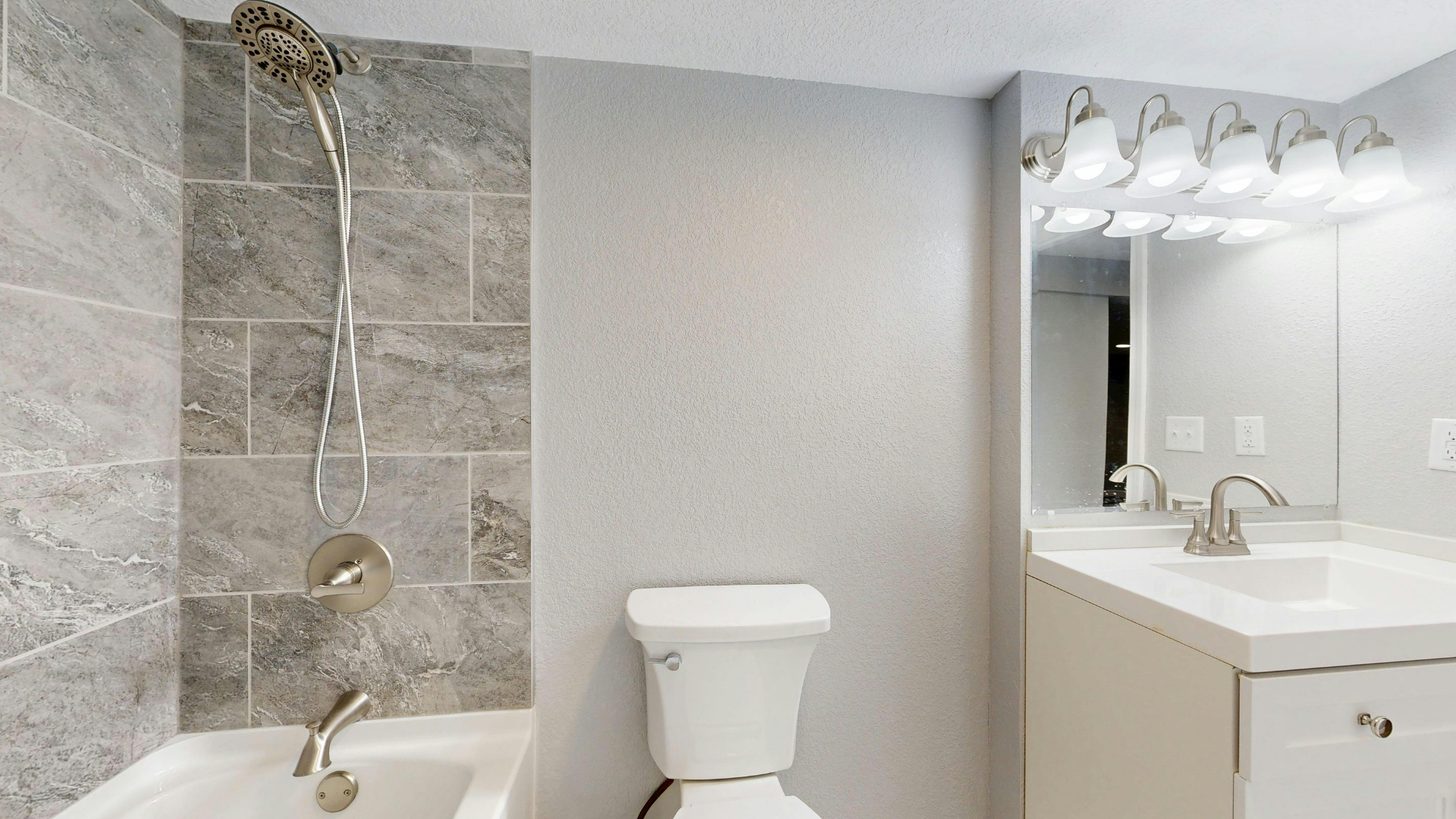 Paredes lisas en baños modernos: tendencias 2026